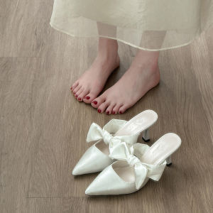 รองเท้าส้นสูงสำหรับผู้หญิง 2025 ฤดูใบไม้ผลิและฤดูร้อนใหม่สไตล์ฝรั่งเศส Chanel รองเท้าแตะแบบสวมครึ่งนิ้วพร้อมโบว์แหลมสำหรับผู้หญิง