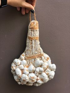 กระเป๋าสะพายกระเทียม มาพร้อมสายสะพายยางพาราทั้งเส้น สินค้าพร้อมจัดส่ง งานHanmdทั้งใบ+ ศิลปะในการทํา