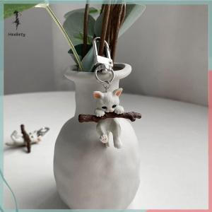 🔥ส่วนลด 10 บาท สำหรับการซื้อ 1 ชิ้น🔥ราคาถูก พวงกุญแจรถรูปแมวน่ารักโชคดีการ์ตูนแมวกระเป๋าเป้สะพายหลังจี้ของขวัญสำหรับผู้หญิงและผู้ชาย