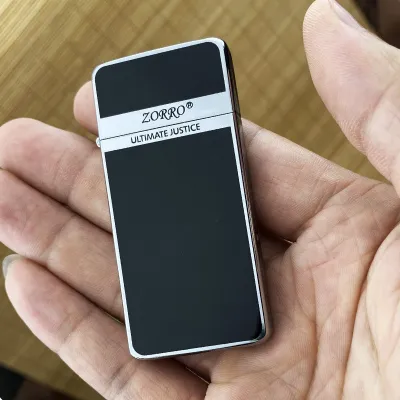 ไฟแช็กน้ำมัน ZORRO รุ่น ZS5-311B ดีไซน์บางพิเศษ ผิวโครมเงา ลายทอง เรซินสีดำ สไตล์วินเทจ