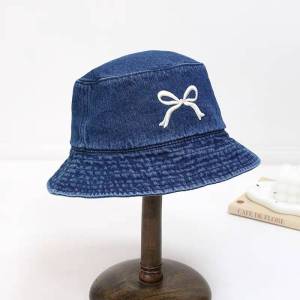 [พร้อมส่ง] หมวกบักเก็ตผ้ายีนส์สำหรับผู้ใหญ่ รอบหัว: 56-60 cm. หมวกบักเก็ตยีนส์สไตล์วินเทจ ปักลายโบว์ 🎀หมวกปีกรอบผ้ายีนส์สำหรับใส่กันแดด หมวกผู้หญิง หมวกเด็กโต หมวกแฟชั่น หมวกลายอักษร หมวกยีนส์สไตล์เกาหลี ทรงสวย ขนาดปรับได้ มี 3 สีให้เลือก