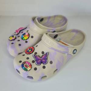 Crocs Classic Clog มี18สี/Buy1pair Get free 2 Jibbitzs=50฿/ รองเท้าหัวโตใส่ได้ทั้งผู้ชายและผู้หญิง รองเท้าแตะที่เบาและนี่มใส่สบายใส่สวยที่คนรุ่นไหม่นิยมใส่กัน