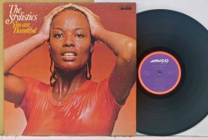 1 แผ่นเสียง 12นิ้ว AZ8 THE STYLISTICS - NA NA IS THE SADDEST WORD แผ่นVG++ริ้วรอยบาง เสียงรบกวนน้อยนิด ไม่มีรอยลึก แผ่นล้างทำความสะอาดแล้ว ปกVG++มีตำหนิขอบนิดหน่อย ขอบไม่ขาด สันไม่ทะลุ