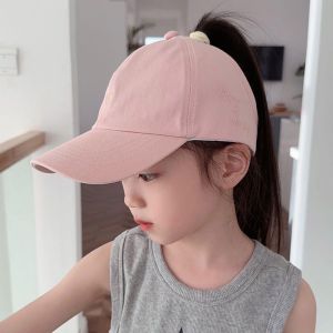 LUMIQLO Bảo vệ UV Mũ bóng chày trẻ em Thêu trái tim tình yêu Thiết kế đuôi trống Mũ đuôi ngựa cao Thời trang Trọng lượng nhẹ và thoải mái Mũ chống nắng rỗng dành cho bé trai bé gái