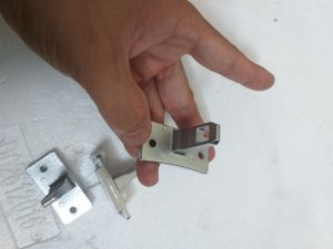 Móc chốt cửa máy giặt AQUA cửa ngang chính hãng