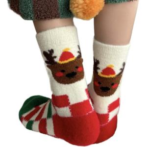 กำมะหยี่สีแสดเนื้อนุ่มอบอุ่นสำหรับเทศกาลคริสต์มาสรองเท้าแตะสำหรับใช้ในบ้านเทศกาลรูปการ์ตูนพื้นถุงเท้าที่นอนเลือน