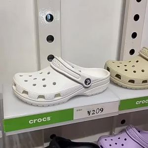 cross CLASSIC CLOG แท้ หิ้วนอก  รองเท้าแตะ พื้นนิ่ม ระบายอากาศได้ดี ป้องกันการลื่น เหมาะกับเดินชายหาด สไตล์คลาสสิก สําหรับผู้ชาย และผู้หญิง#10001