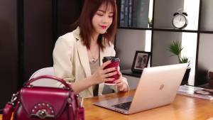 Womens crossbody bag 2023 New trendy summer retro stylish shoulder handbag simple small bag