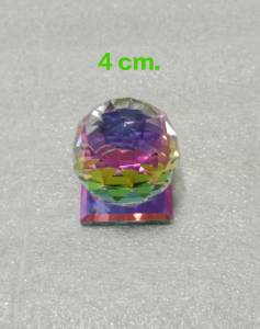 ลูกแก้วใสคลิสตัล เจียเหลี่ยม มีฐานรองตั้งสีรุ้ง ขนาด 3 cm. 5 cm. และ 6 cm.เหมาะสำหรับใช้ตกแต่งอาคารต่างๆ สวยงาม แวววาว วิบๆๆ  เหมาะเป็นของฝาก