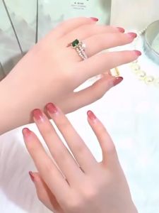 Fanxiyue Peach Niacinamide Hand Mask 40g Moisturizes softens skin hydrates whitens exfoliates dead skin cells