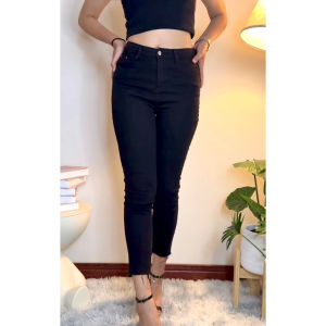 กางเกงยีนส์ทรงบอยกระบอกเล็กตามแบบ #ผ้ายืด #เอวสูง เนื้อผ้าดีมาก งานเย็บตะเข็บเนี้ยบ จะแมทกับเสื้อ ^ ตัวไหนก็สวย สวย เก๋ เท่ห์ได้ทุกงาน 👖🌷