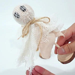 12ชิ้นของตกแต่งวันฮาโลวีนสเป็กเตอร์โฟมแบบพกพาที่มีการออกแบบผ้าที่เหมือนจริงสำหรับการตกแต่งในร่มกลางแจ้งหลอกหลอนงานปาร์ตี้