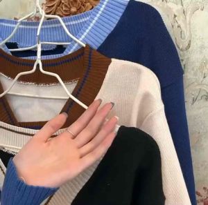 Áo Len Cổ V Phối Viền Siêu Dễ Thương