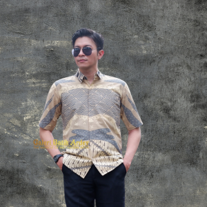 Galeri Batik Ardev - Atharwa Kemeja Batik Pria Lengan Panjang Slim Fit Atasan Batik Warna Krem