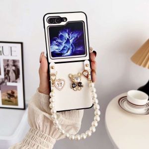 Hardcase Samsung Galaxy Z Flip 7/Z Flip 6/Z Flip 5/Z Flip 4 5G With Cute 3D Heart Bow Bear and Pearl Bracelet Chain Phone Case For Samsung Galaxy Z Flip 7/Z Flip 6/Z Flip 5/Z Flip 4