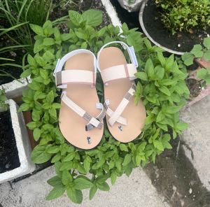 Dép xăng đan đế kem sữa A58 sọc vàng nam nữ ( dép xăng đan học sinh )