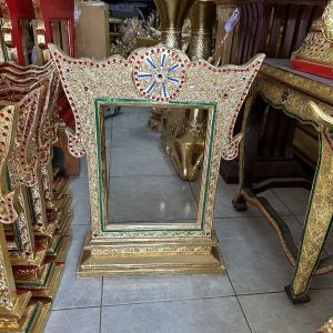 กรอบตราตั้ง A4 แนวตั้ง ลายธรรมจักร 43x59 cm พร้อมกระจก กรอบใส่ประกาศนียบัตร วุฒิบัตร ปริญญาบัตร ใบเกียติคุณ ไม้แกะสลัก ปิดทองเปลว ส่องประกายสุกเปล่ง ตกแต่งกระจกหลากสี