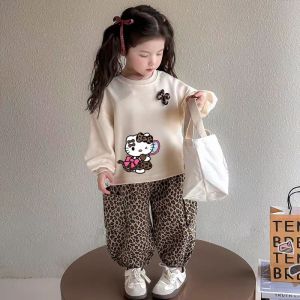 ชุดเด็กฤดูใบไม้ร่วงปี 2025 สำหรับเด็กผู้หญิง สไตล์น่ารักและหวาน เสื้อสเวตเตอร์ลำลอง กางเกงลายเสือดาว ลายการ์ตูนแมว ชุด 2 ชิ้น【BabyBuddyShop】