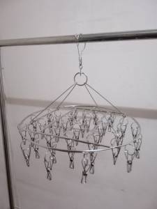 ไม้แขวน ไม้หนีบสแตนเลส ทรงกลม 40 หนีบ เส้นหนา 4 mm มีหนีบสแตนเลส 40 ตัวหนีบ หนีบยาว 6 cm เส้นผ่านศูนย์กลางไม้แขวนยาว 40 cm สูง 29 cm