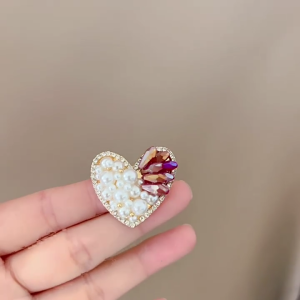 Premium Alloy Pin With Pearls Rhinestones Decors Vintage Style Pearls Heart Brooch Charm for Daily Wear Dates