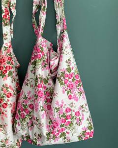 กระเป๋าผ้าพิมพ์ลายดอกไม้ ดอกทิวลิป เถาวัล สวยงาม🌷🕊️🍃