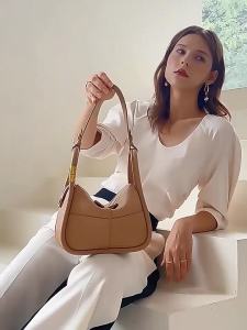 2026 European and American retro style pillow-shaped tote bag high-quality leather stitched shoulder bag double shoulder straps womens bag for daily use.