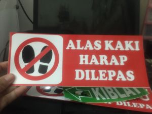 Stiker ALAS KAKI HARAP DI LEPAS tulisan SANDAL SEPATU HARAP DI LEPAS anti air