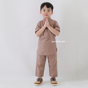 Lily And Clark Setelan Koko Anak Laki-Laki Bahan Berkualitas Warna Coklat Khaki SK04