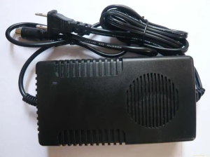 แหล่งจ่ายไฟสีดำเพียงอย่างเดียว 12.6V-5A 50W เครื่องชาร์จรถยนต์