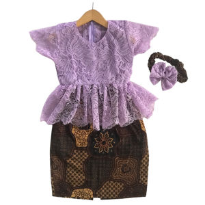 Setelan Kebaya Anak Berbahan Kain Brukat Model Peplum Rok Panjang Warna Ungu