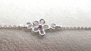 สร้อยข้อมือเงินแท้ 925 ประดับทับทิมแท้ ดีไซน์ดอกไม้ สไตล์หรูหรา