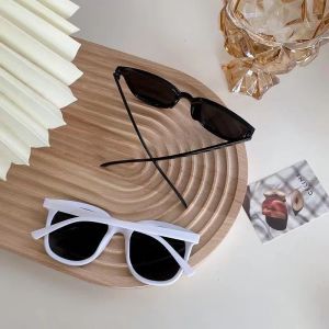 Kacamata Fashion Gaya Korea Retro Vintage Lensa HD Anti Silau Trendy Premium Pria Wanita Hitam Putih