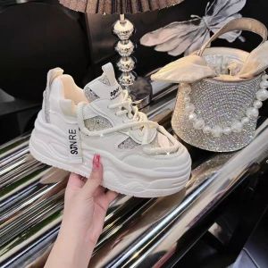 Giày thể thao trắng đế dày tăng chiều cao cho nữ với giá khuyến mãi ins Xu hướng đa năng độc đáo 2024 Giày ván học sinh phong cách mới mùa xuân