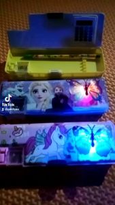 KOTAK PENSIL MAGNET KARAKTER CEWEK 2 PINTUBOLAK BALIK+KALKULATOR RAUTAN 2 LUBANG TEMPAT PENSIL LAMPU LED KUPU KUPU