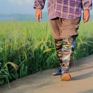 SEPATU BOOTS KARET PANJANG 55CM SEPATU SEPATU BOT SAWAH ANTI KEONG PETANI PRIA