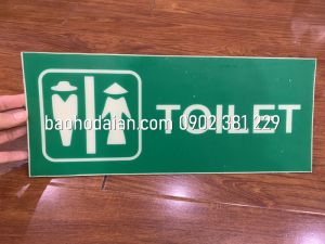 Biển chỉ dẫn nhà vệ sinh nhựa dạ quang 1 mặt TOILET