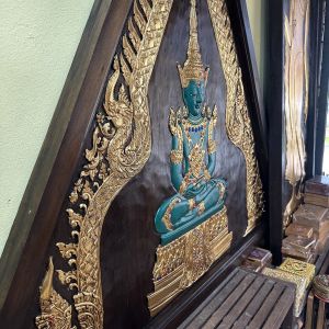 แผ่นไม้แกะสลัก ไม้สัก ย170 xสูง 160 หนา 6 cm พระแก้วมรกต รูปพระ รูปมงคล ปิดทองคำเปลว ส่องประกายสุกปลั่ง กรอบรูป แขวนผนัง ตกแต่ง วัด บ้าน โรงแรม สปา รีสอร์ต