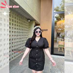 สาวอวบ  เดรสคอวีสาวน้อย เดรสผ้าอัดยับลายชิโนริ กระดุมหน้า แขนบอลลูน รุ่นนี้บอกเลยว่ามีแล้วต้องมีครบสี  ใส่สวย ดูแพง เข้ารูป ทรงผอมมาก ด้านหลังสม้อคเอว มีเชือกผูกเอว