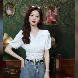 AMMIN เสื้อคอวีผู้หญิงเสื้อยืดผ้าฝ้ายรัดเอวแขนลำลองขาสั้นแบบสั้นสีเขียวเรียบง่ายสำหรับฤดูร้อน2024