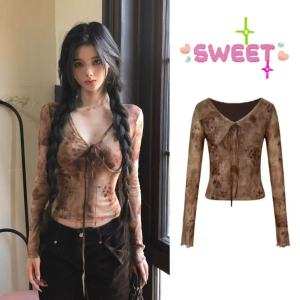 Rosie พร้อมส่ง🦊✨เสื้อครอป เสื้อแขนยาวผูกโปว์คอวี สีน้ำตาล เซ็กซี่แฟชั่นผู้หญิง สไตล์สาวแซ่บย้อนยุคเก๋ไก๋เข้ารูป ดูแพงงานดี