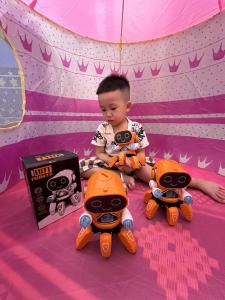 Robot 8 chân nhún nhảy theo điệu nhạc Đồ Chơi