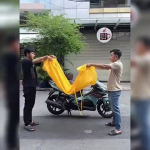 Bạt trùm xe máy ngoài trời chất liệu vải dù Oxford chống uv. Bạt che xe máy(ShABVespaVision...)