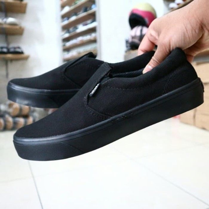 Slip on store full black