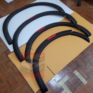 คิ้วล้อ Nissan Navara 2021 2022 2023 สีดำแถบแดง ขนาด 3 นิ้ว สำหรับรุ่นสูงเท่านั้น จำนวน 6 ชิ้น ซุ้มล้อ คิ้วซุ้มล้อ กันล้อล้น คิ้วล้อกันรอย คิ้วล้อ