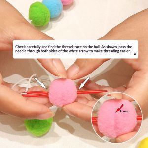 พวงมาลัยปอมปอมปอมตกแต่งเทศกาลสำหรับงานเลี้ยงวันเกิดการเฉลิมฉลองปีใหม่-ของตกแต่งสำหรับแขวนสายลูกบอลขนปุยอ่อน