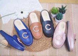 [ส่งเร็วพิเศษ!] (🇹🇭พร้อมส่ง) มีSz.41-45 รองเท้าม็อคคาซินแบบเปิดส้น แต่งอะไหล่เพชรดีไซน์เก๋ แบบสวย ดูดี มีสไตล์  ทรงเปิดส้น ใส่สบายมากกค่ะ