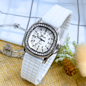 Geneva นาฬิกาข้อมือแฟชั่นสายยาง ดีไซน์เลขครบขอบประดับเพรชแวววาว หน้าปัด34มม. พร้อมส่ง ตั้งเวลาให้พร้อมใช้งาน แถมถ่านให้