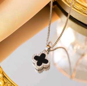 Kalung Wanita Titanium Gold Dan Silver Liontin Clover Viral