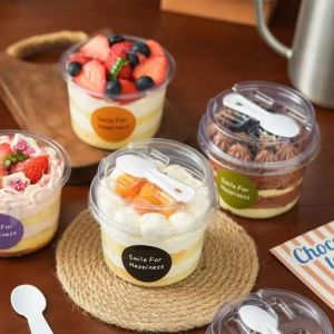 BHYJGD 50Pcs Round Pudding Cups with Lids Spoons Disposable Yogurt Cups Portable Transparent Mousse Cake Boxes for Holding Ice Cream Jelly Yogurt and Mousse