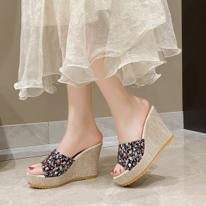 [Free Shipping] New Style Plus-Size Sweet-Looking In-Stock Low-Heeled Braided-Strap Wedge-Sole Thick-Soled Open-Toe Floral-Patterned Sandals